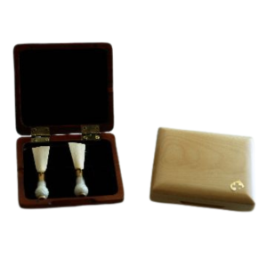 Rietendoos voor 4 rieten, bruin hout gelakt.